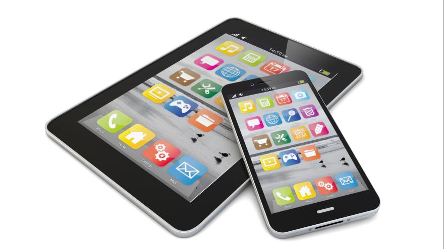 Smartphone und Tablet mit Symbolen verschiedener Apps