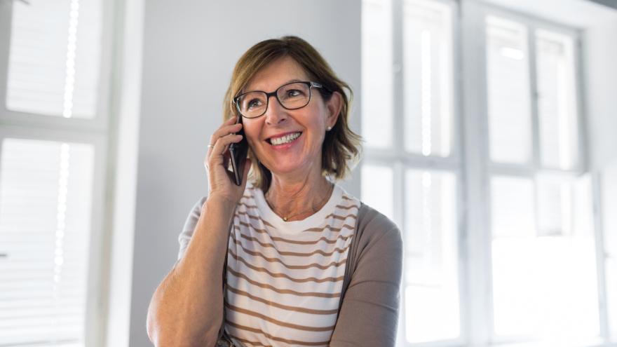 Frau zuhaus am Telefon