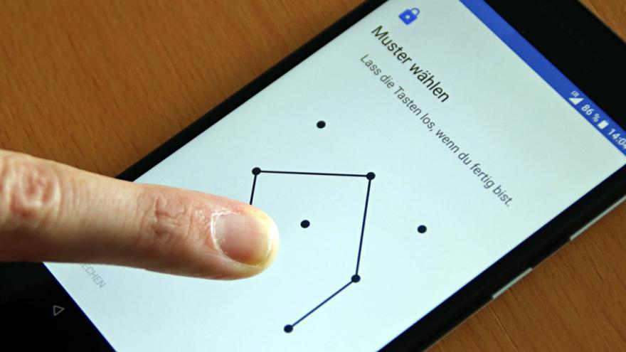 Finger auf Smartphone-Disyplay zeichnet ein Sperrmuster
