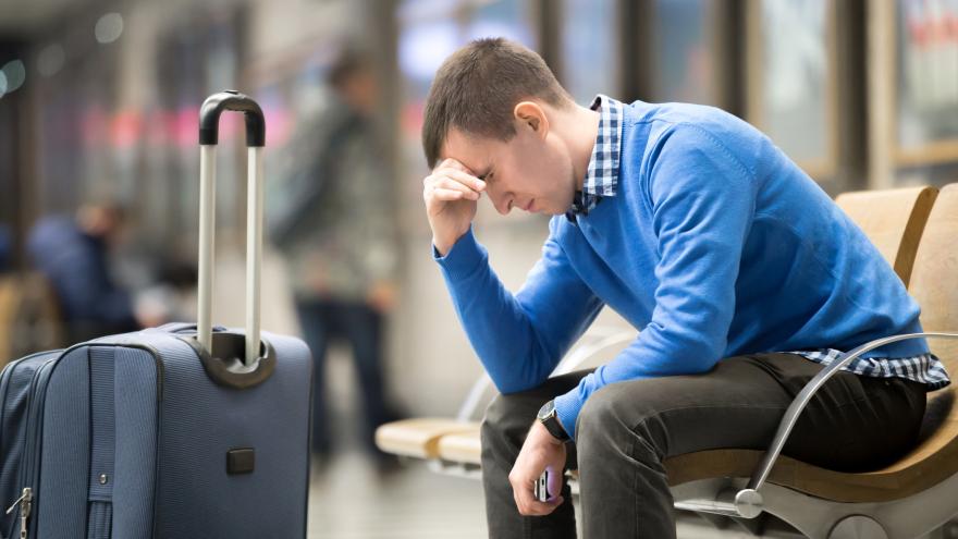 Frustrierter Mann am Flughafen