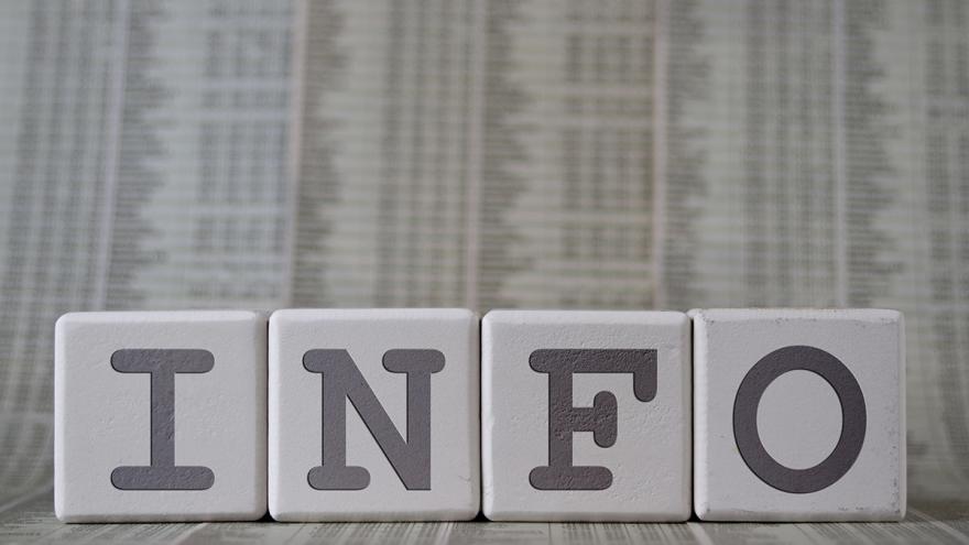 Mit Buchstabenklötzchen das Wort "Info" gebildet