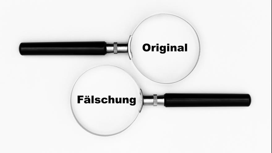 "Original" und "Fälschung", jeweils unter einer Lupe zu sehen