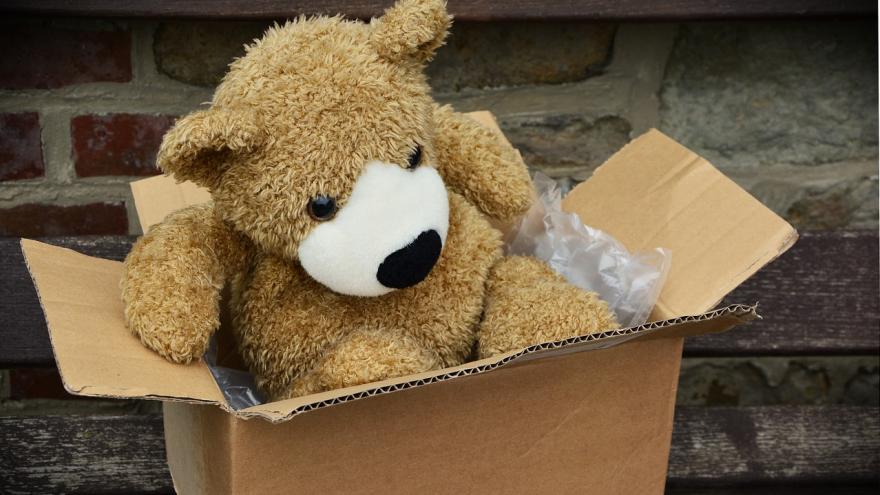 Teddybär in einem Karton
