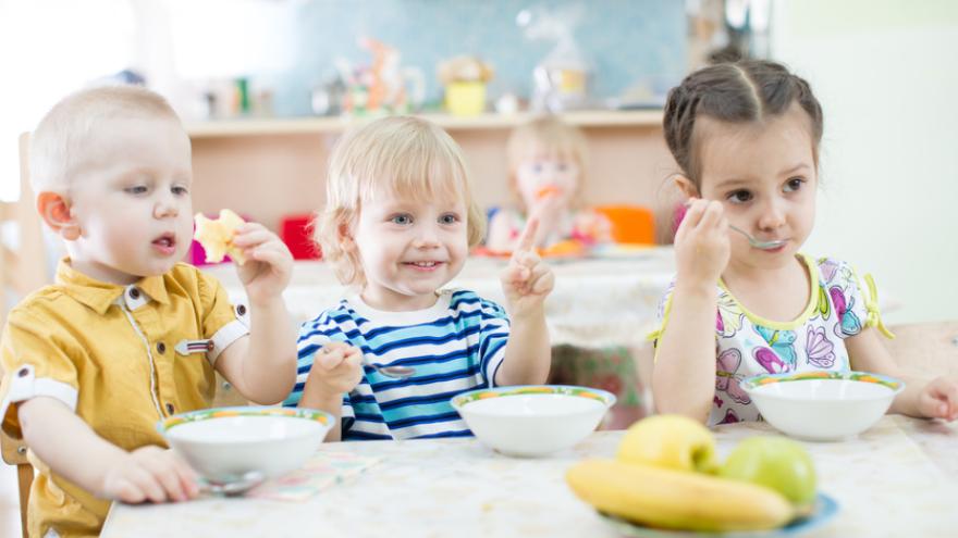 Drei kleine Kinder beim essen