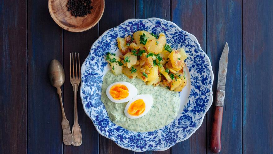 Teller mit Frankfurter Grüne Soße, Kartoffeln und gekochten Eiern