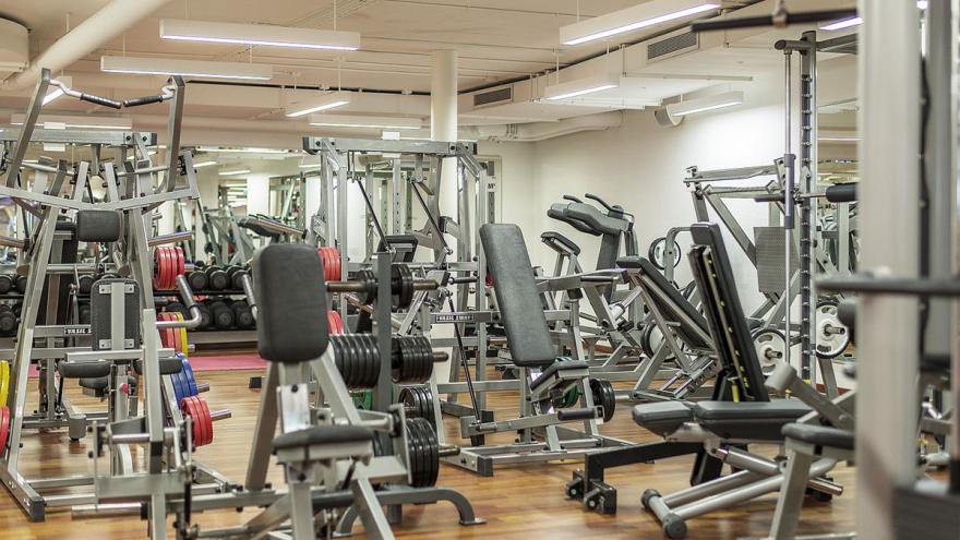 Fitnessstudio mit vielen Geräten, aber ohne Menschen 