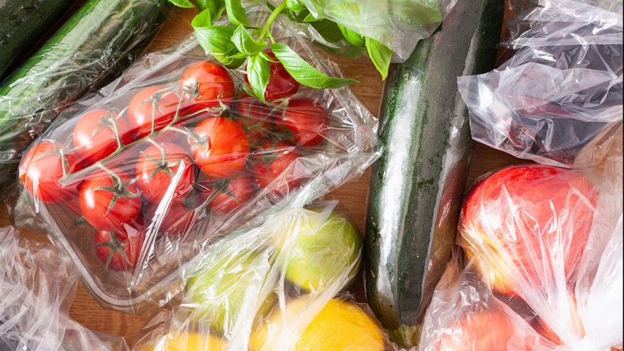 Verschiedene Gemüsesorten alle in durchsichtigen Plastikverpackungen