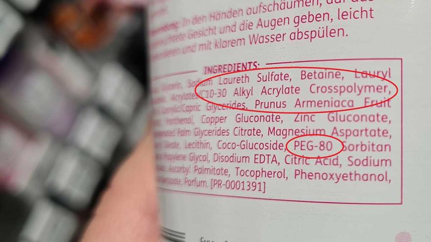 Liste der Inhaltsstoffe auf einer Kosmetikverpackung 
