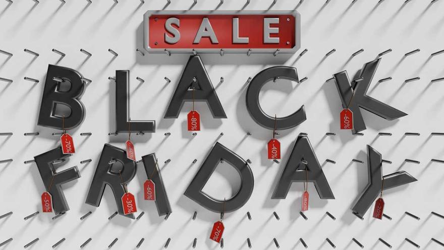Schriftzug "Sale" und "Black Friday", an den Buchstaben hängen Rabattschilder