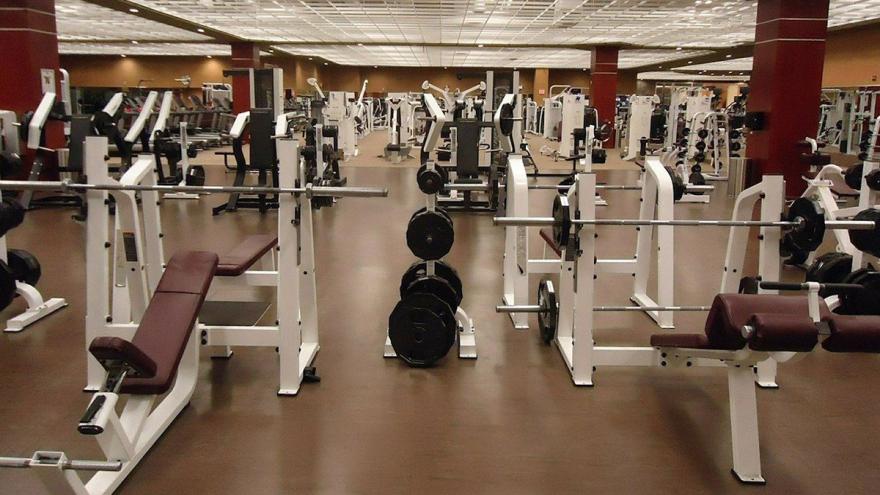 Ein leeres Fitnessstudio mit vielen Krafttrainingsgeräten
