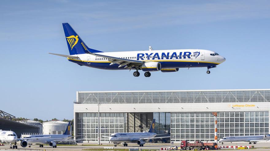 Ein Ryanair-Flugzeug im Landeanflug auf einen Flughafen