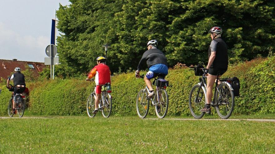 Senioren fahren Fahrrad