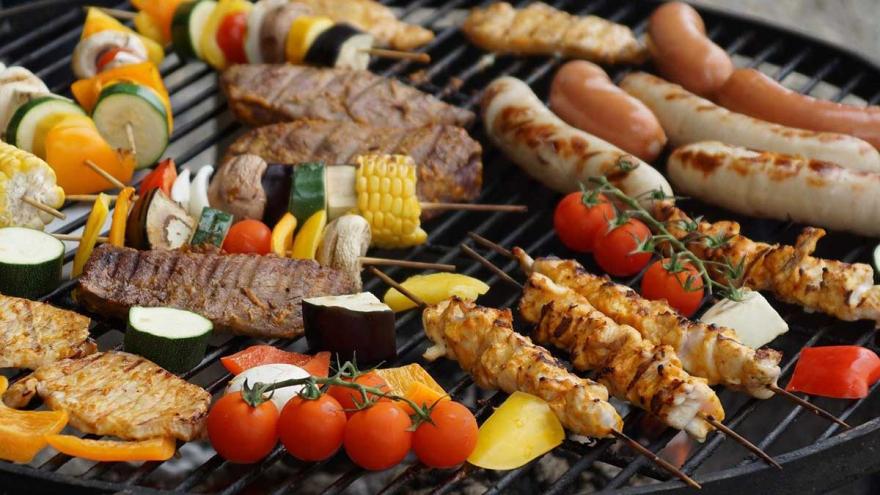 Was beim Grillen wichtig ist: Verschiedene Fleischsorten und Gemüsespieße liegen auf einem Grillrost