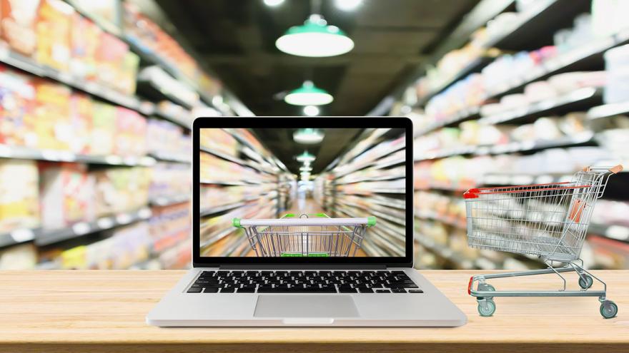 Ein Gang im Supermarkt, gesehen durch den Bildschirm eines Laptops