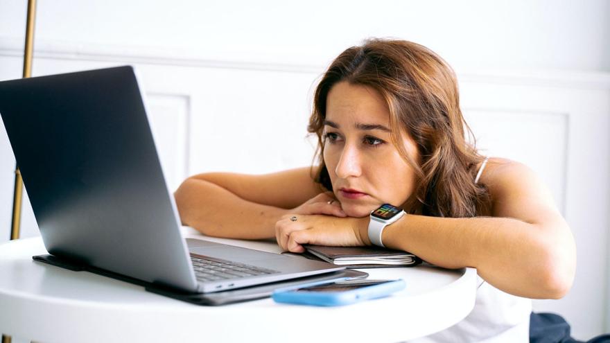 Ärger mit dem Fitnessstudio-Vertrag: Eine Frau sitzt frustriert vor einem Laptop