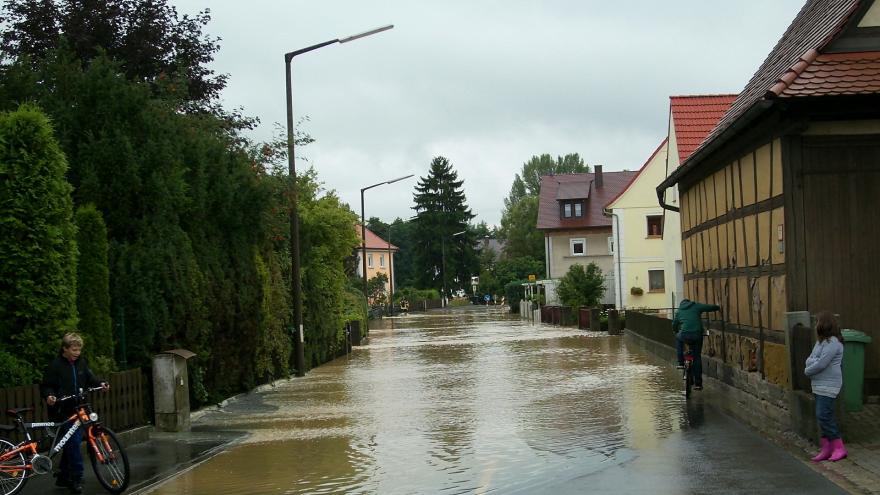 Überflutete Straße und Häuser nach Hochwasser