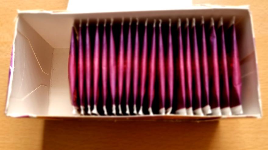 Einzeln verpackte Teebeutel in einem Karton