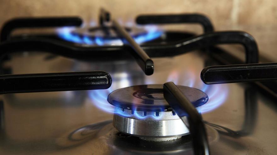 Steigende Energiepreise treffen viele Verbraucher hart: Zwei Flammen eines Gasherds