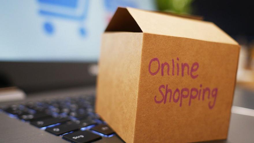 Online-Shopping: ein kleines Paket liegt auf einer Laptop-Tastatur