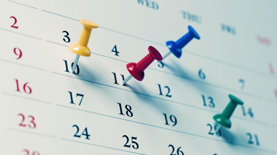 Die nächsten Schritte: Ein Kalender, farbige Pins markieren einzelne Tage  