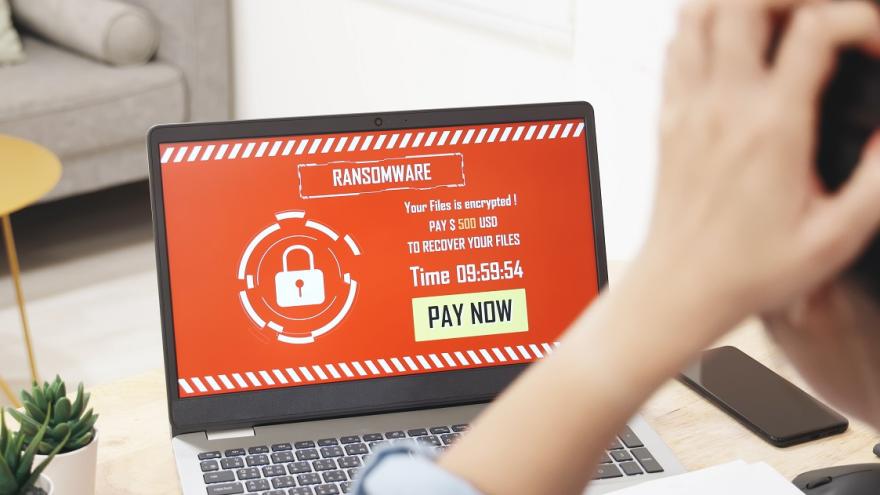 Auf einem Laptop wird mittels Ransomware eine Drohbotschaft angezeigt