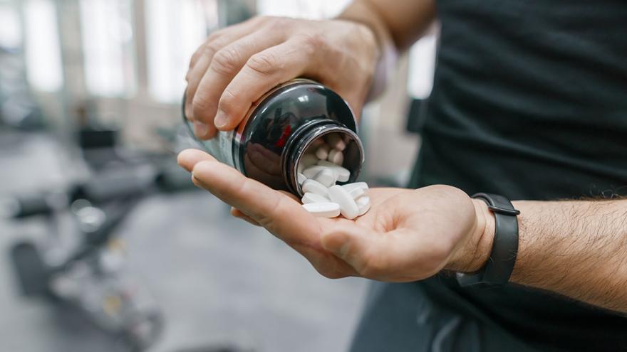 Pillen zum Abnehmen dürfen nicht mehr "Fatburner heißen": Ein Mann schüttet einige Pillen aus einem Gefäß auf seine Hand