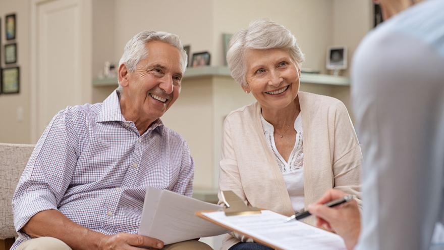 Pflegerechtsberatung stärken: Ein älteres Paar in einer Beratungssituation 
