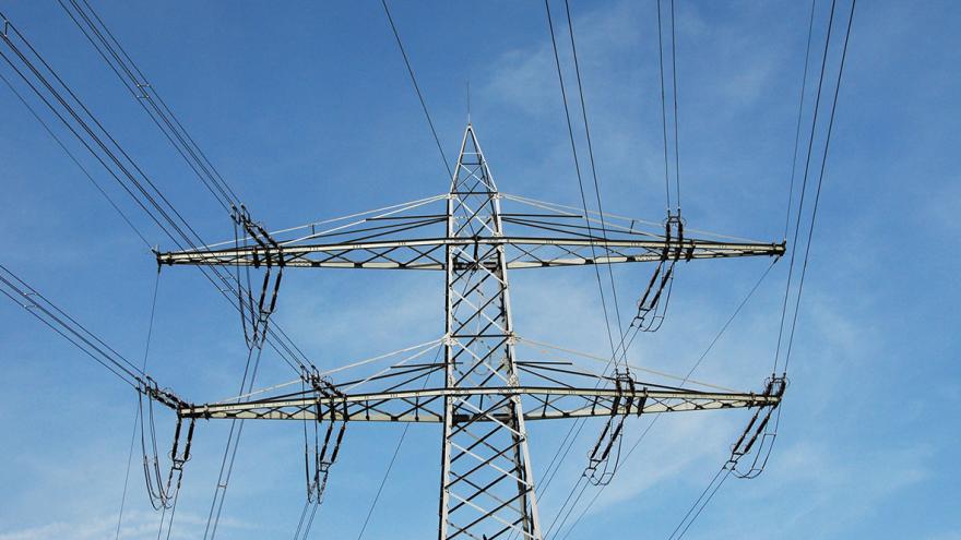 Mehr Transparenz auf dem Energiemarkt: Ein Strommast vor blauem Himmel