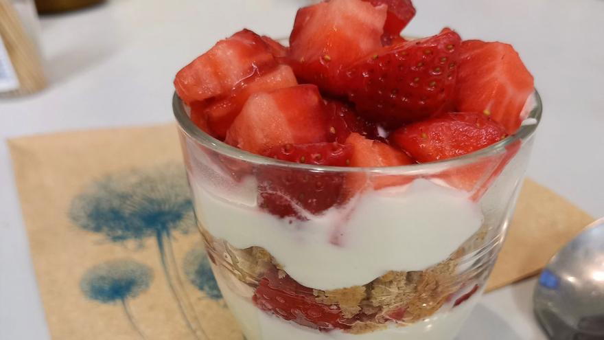 Schichtdessert aus Gebäckresten mit Früchten und Quarkcreme 