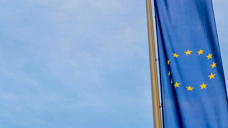 Flagge der Europäischen Union vor blauem HImmel
