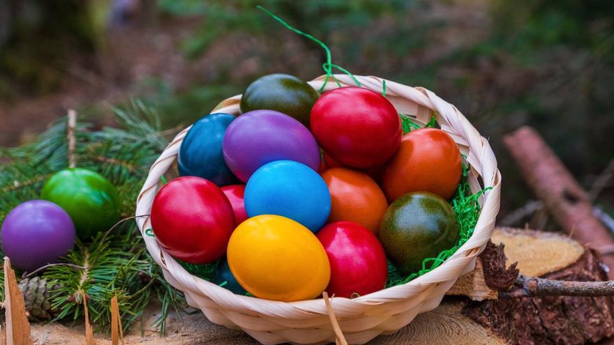 Bunte Ostereier in einem Osterkorb