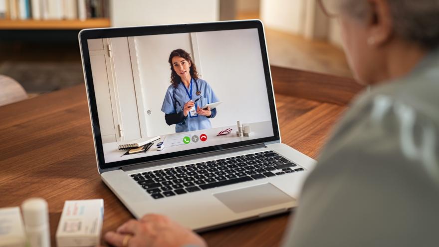 Eine Ärztin spricht mit einer Patientin in einer Videosprechstunde