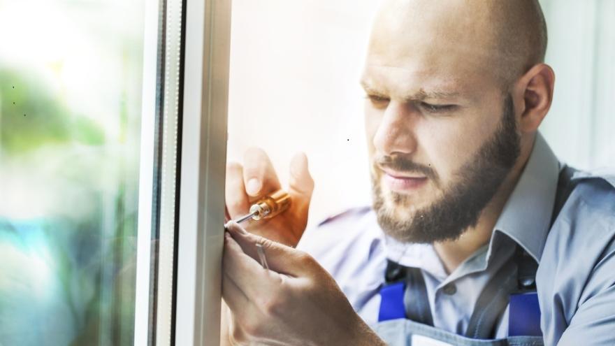 Handwerker arbeitet am Fenster