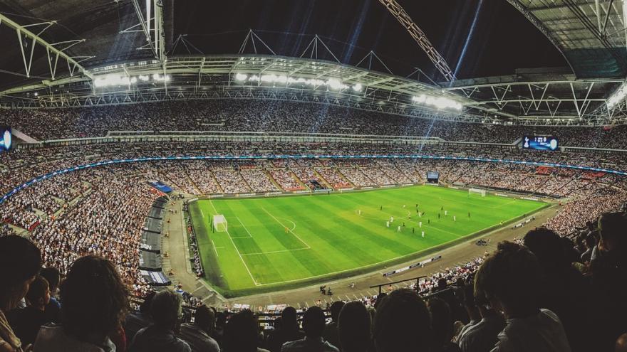 Ein vollbesetztes Fußballstadion