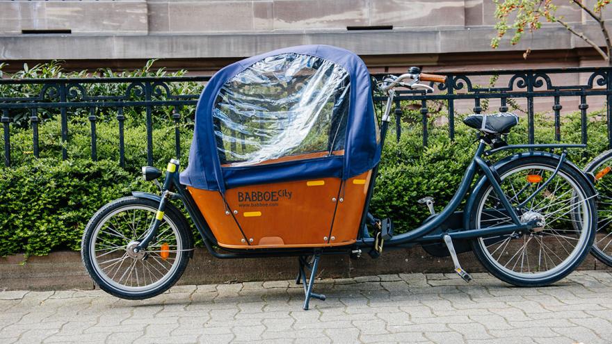 Babboe-Lastenfahrrad auf einen Gehweg geparkt 