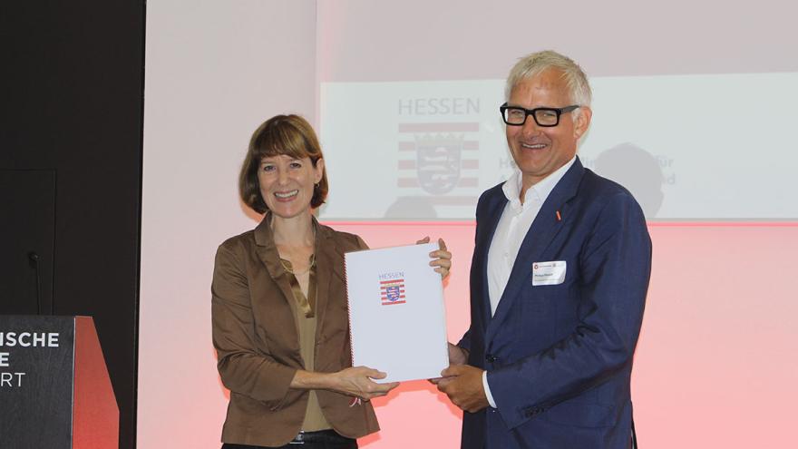 Sozialministerin Heike Hofmann übergibt den Förderbescheid an den Vorstand der Verbraucherzentrale Hessen, Philipp Wendt