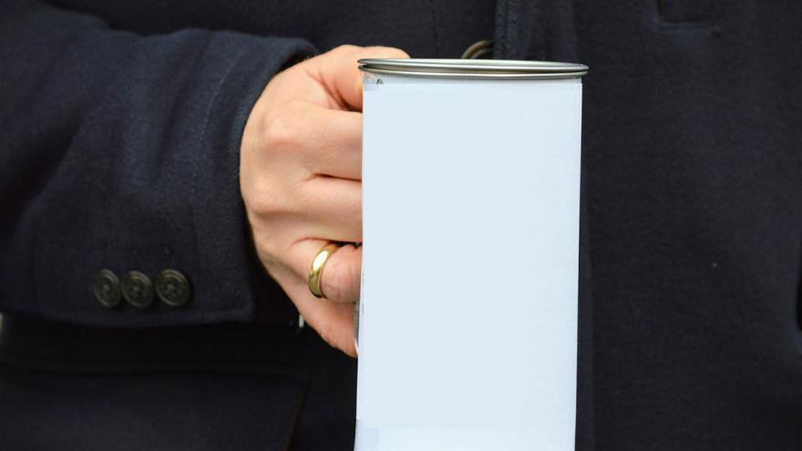 Jemand hält eine Spendensammelbüchse in der Hand