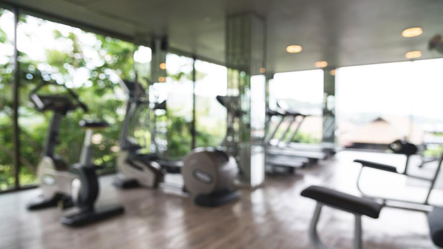 Geräte in einem Fitnesstudio mit großen Fenstern