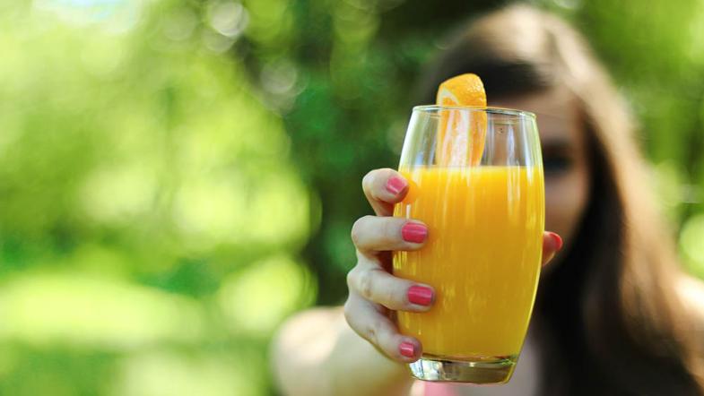 Frau mit Glas Orangensaft