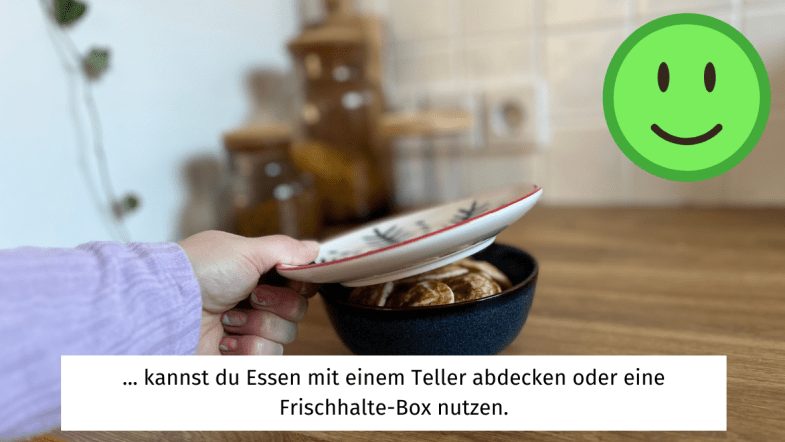 Jemand deckt eine Schüssel mit einem Teller ab. Untertitel: ...kannst du Essen mit einem Teller abdecken oder eine Frischhalte-Box nutzen.