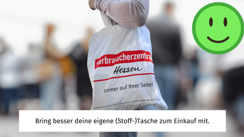Jemand trägt eine Stofftasche der Verbraucherzentrale: Untertitel: Bring besser deine eigene (Stoff-)Tasche zum Einkauf mit. 
