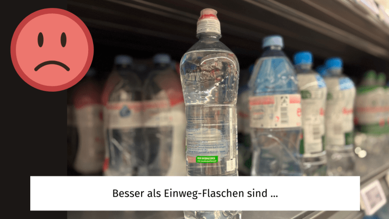 Kunststoff-Getränkeflaschen im Supermarktregal. Untertitel: Besser als Einweg-Flaschen sind...