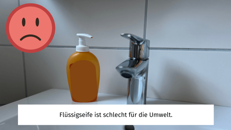 Ein Waschbecken mit einem Seifenspender. Untertitel: Flüssigseife ist schlecht für die Umwelt.
