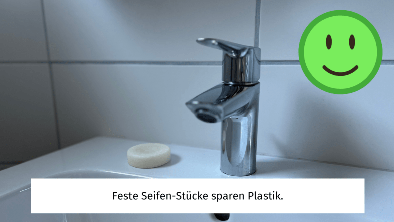 Ein Waschbecken mit einem Stück fester Seife. Untertitel: Feste Seifen-Stücke sparen Plastik.