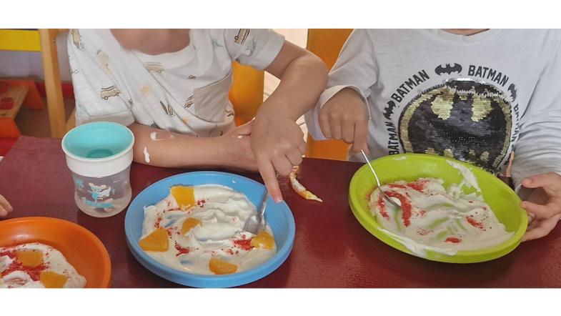 Kinder essen die selbst zubereitete Quarkspeise
