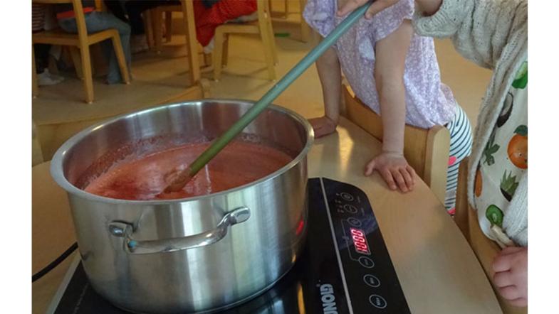 Marmelade kocht auf der Kochplatte