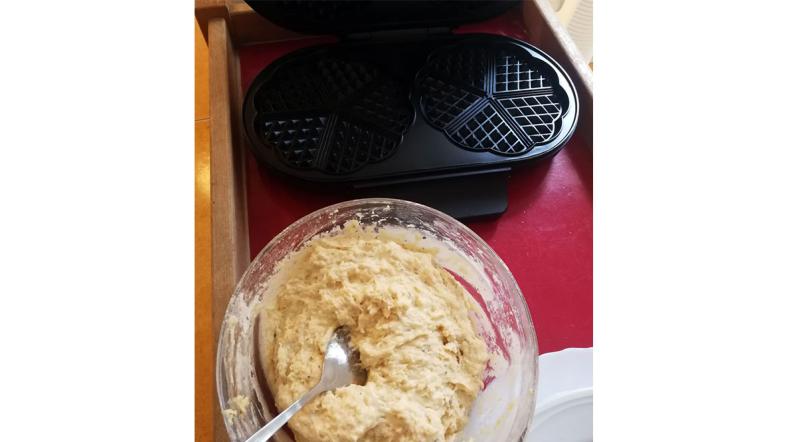 Waffelteig und Waffeleisen in der Kita