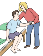 Frau assistiert einem Mann beim Aufstehen