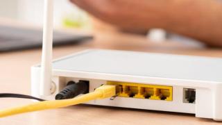 DSL-Router liegt auf einem Tisch