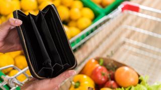 Leeres Portemonnaie im Supermarkt